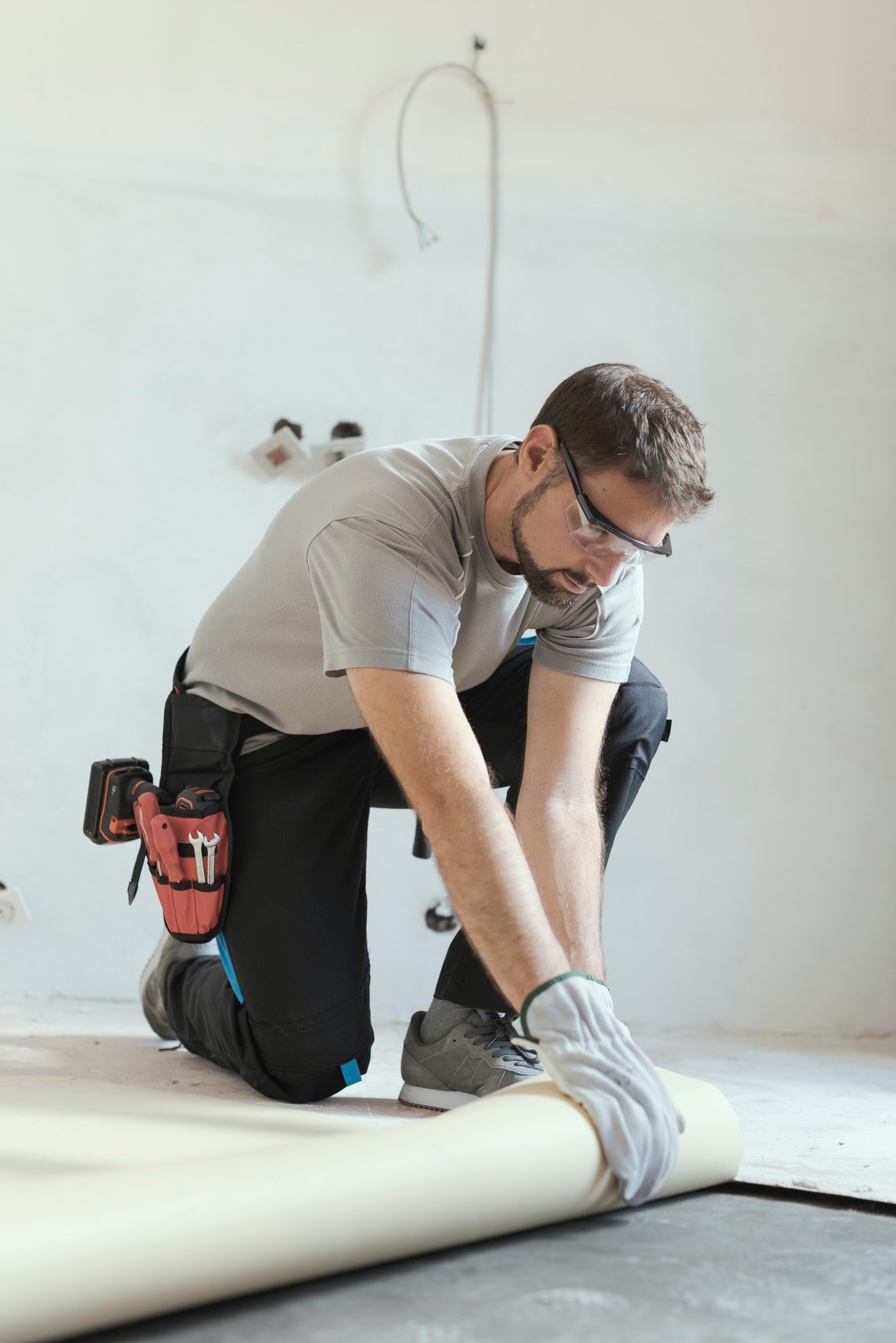 contractor-removing-an-old-linoleum-flooring.jpg